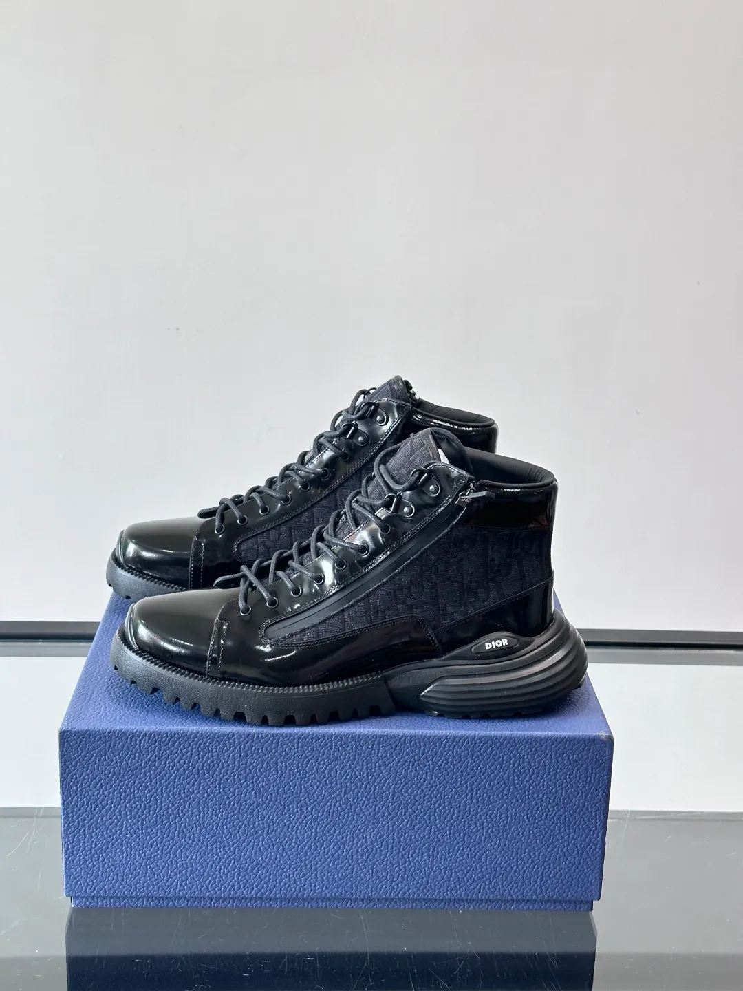 p600 "Dio＊" Combat Oblique high-top sneakers, black glossy leather + Oblique presbyopic canvas splicing, low-key luxury and super recognizable. The EVA sole is lightweight and cushioned, making it comfortable for daily wear or long walks. The high-top design is perfect for support, and the tongue and sole have the "DIOR" logo. You must pay attention to details! Whether it is casual or urban style, it can be easily controlled. It is a high-end luxury item that combines fashion and function. It is a popular choice for men's shoes size: 39-44 (38.45 customized)